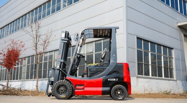 TYPHON VIGOR 2 Electric Forklift 2 3